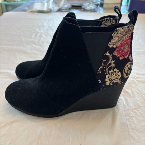 Toms Kelsey ankle boots Black graphic floral rounded toe wedge SZ 8 NWOT - Picture 4 of 14